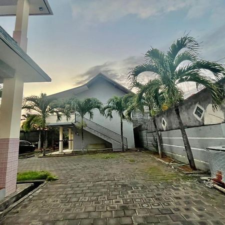 Oyo Life 93504 Kost Krisna Hotel Temukus Bagian luar foto