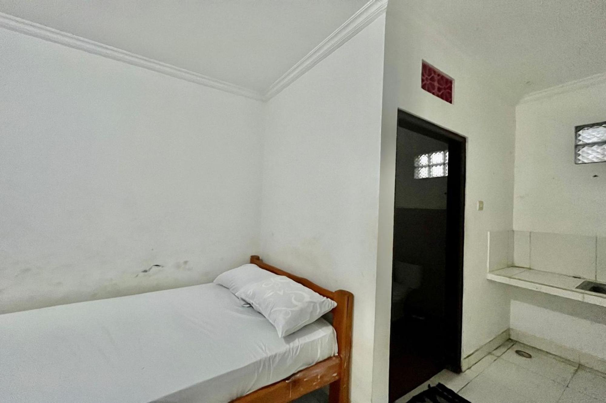 Oyo Life 93504 Kost Krisna Hotel Temukus Bagian luar foto