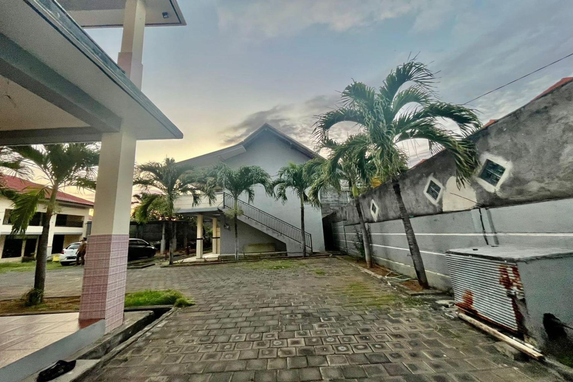 Oyo Life 93504 Kost Krisna Hotel Temukus Bagian luar foto