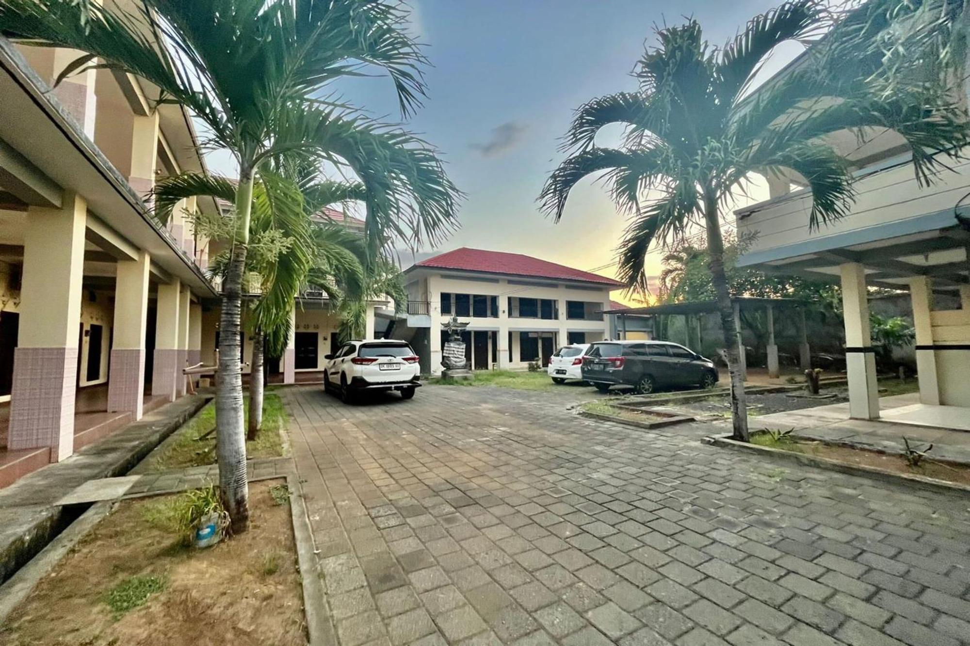 Oyo Life 93504 Kost Krisna Hotel Temukus Bagian luar foto