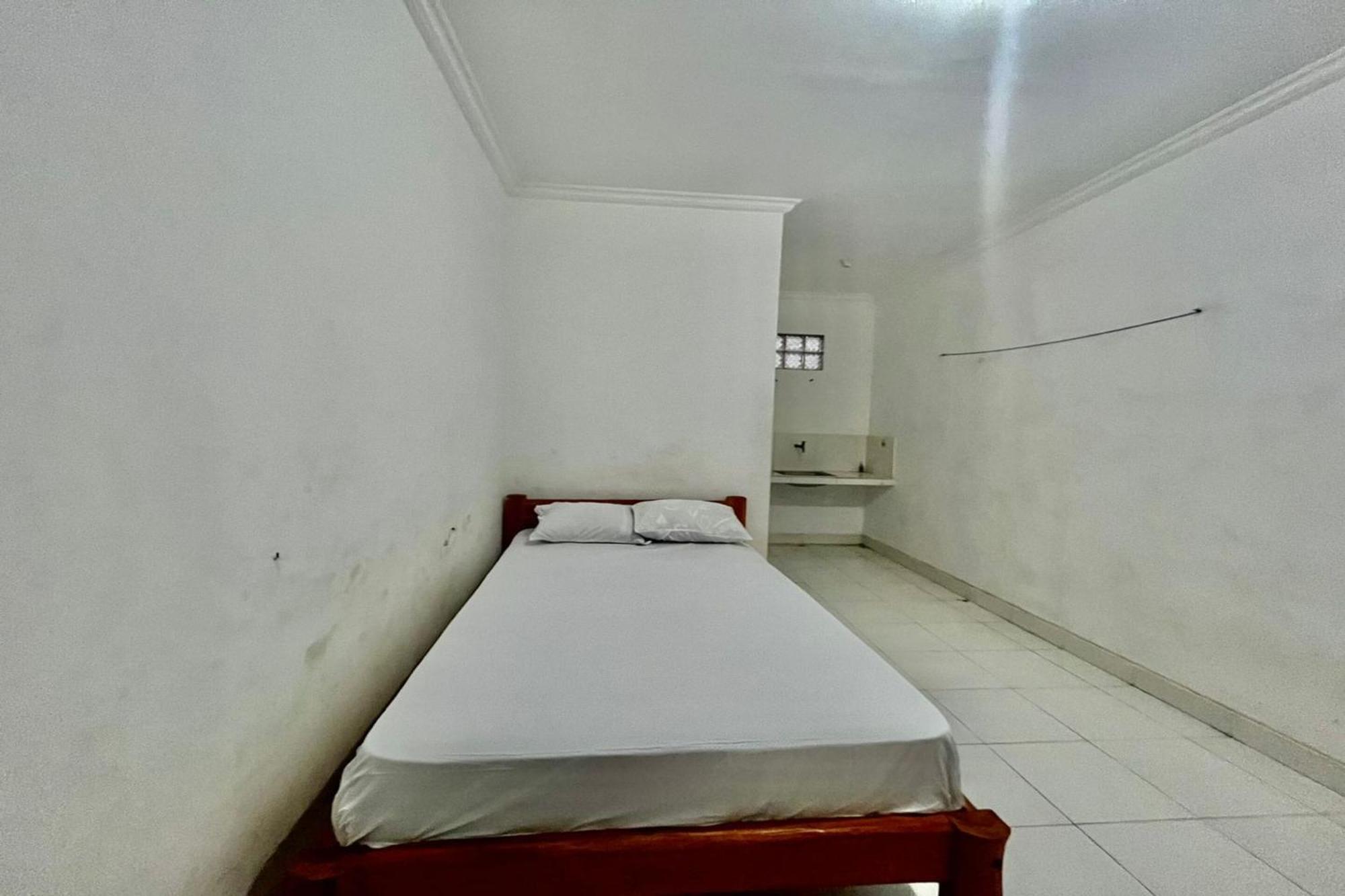 Oyo Life 93504 Kost Krisna Hotel Temukus Bagian luar foto