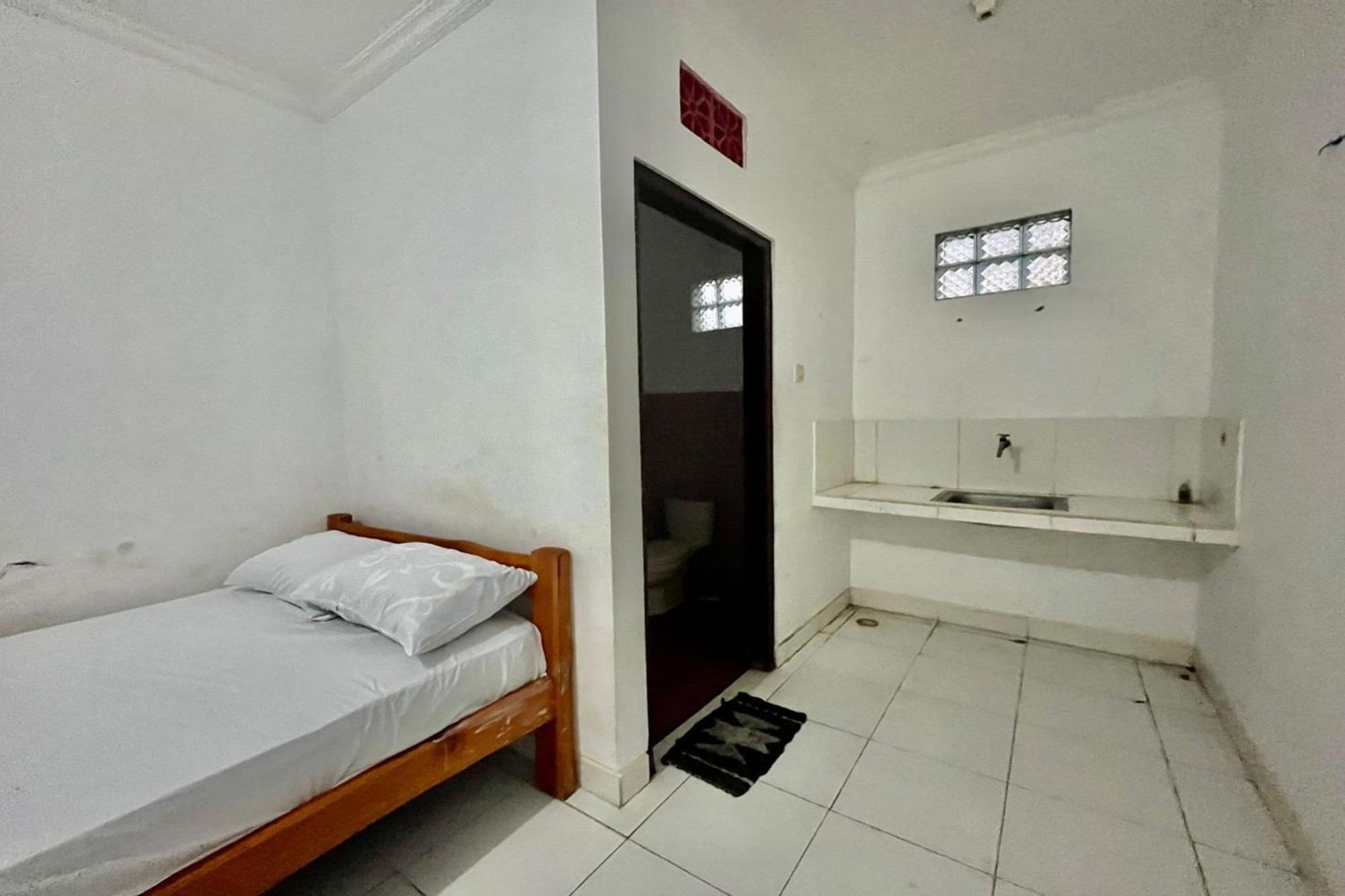 Oyo Life 93504 Kost Krisna Hotel Temukus Bagian luar foto