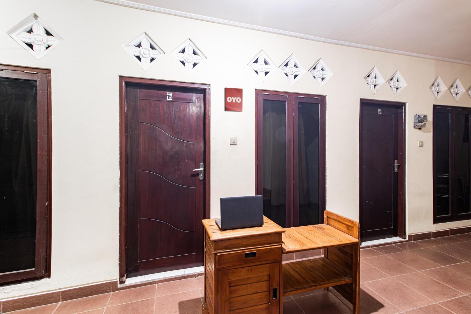 Oyo Life 93504 Kost Krisna Hotel Temukus Bagian luar foto
