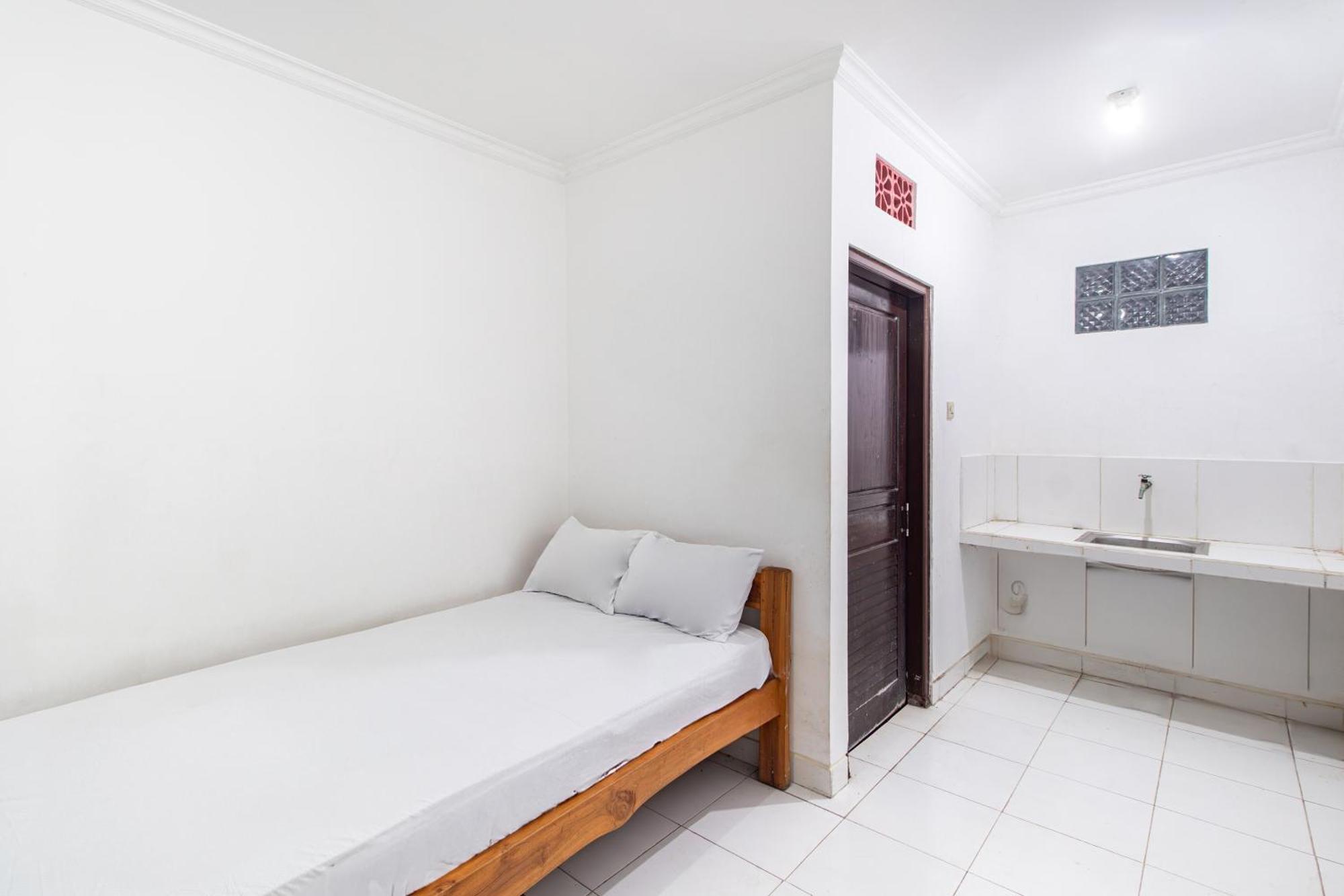 Oyo Life 93504 Kost Krisna Hotel Temukus Bagian luar foto