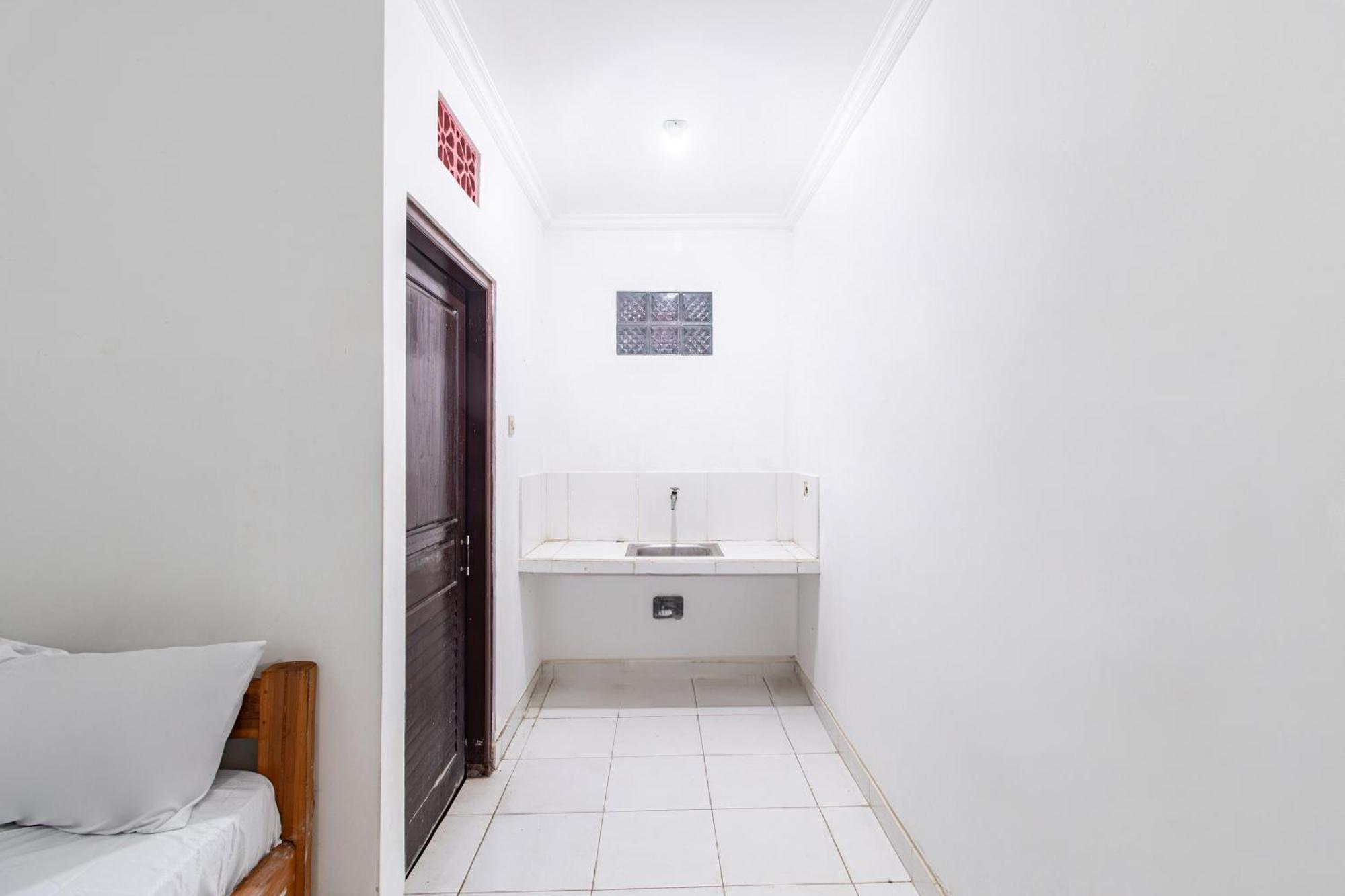 Oyo Life 93504 Kost Krisna Hotel Temukus Bagian luar foto