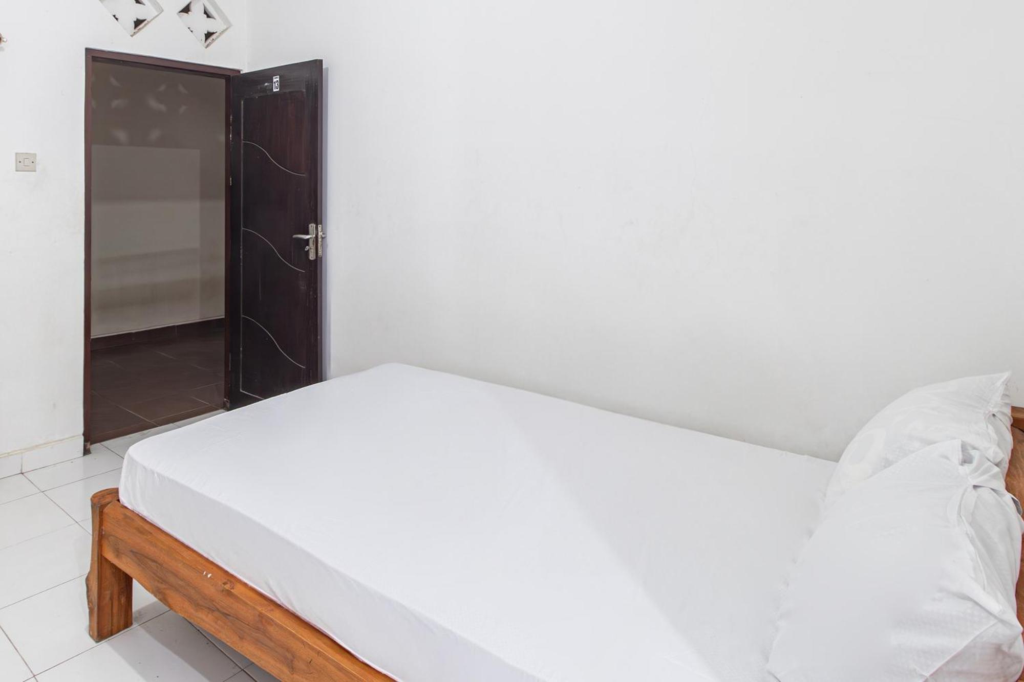 Oyo Life 93504 Kost Krisna Hotel Temukus Bagian luar foto