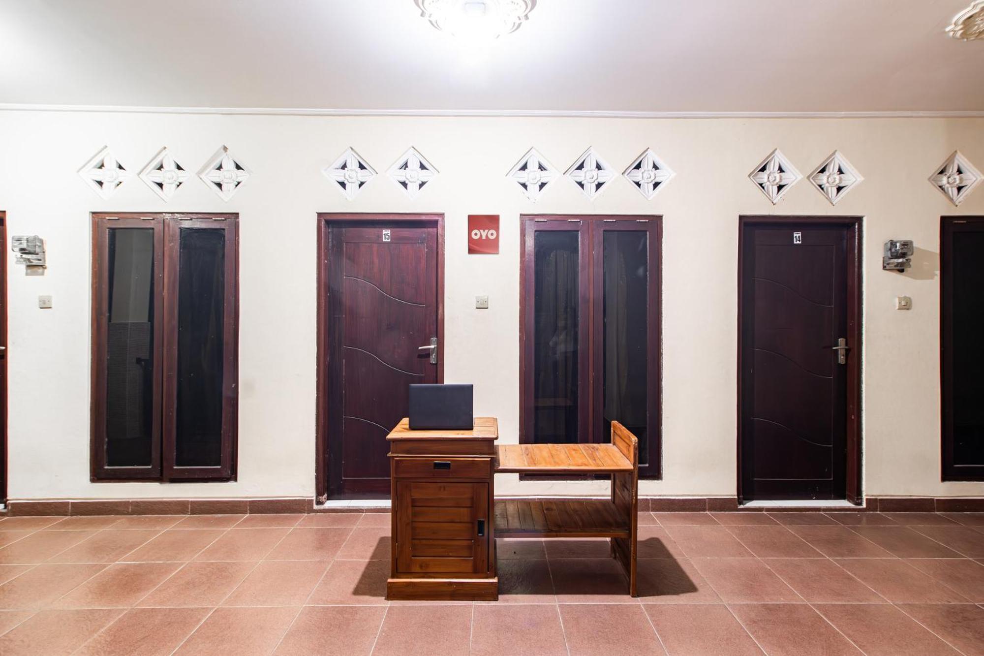 Oyo Life 93504 Kost Krisna Hotel Temukus Bagian luar foto