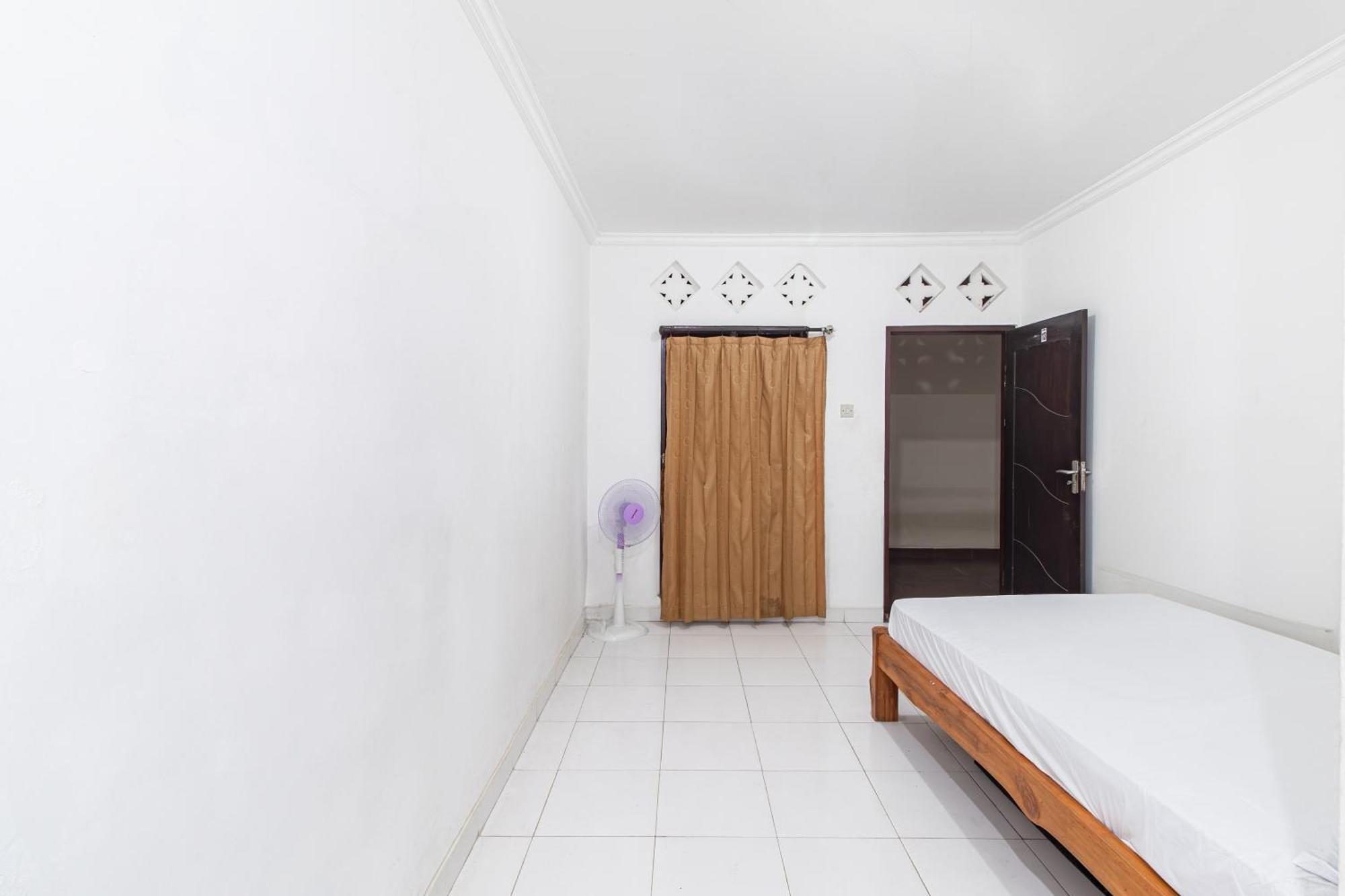 Oyo Life 93504 Kost Krisna Hotel Temukus Bagian luar foto