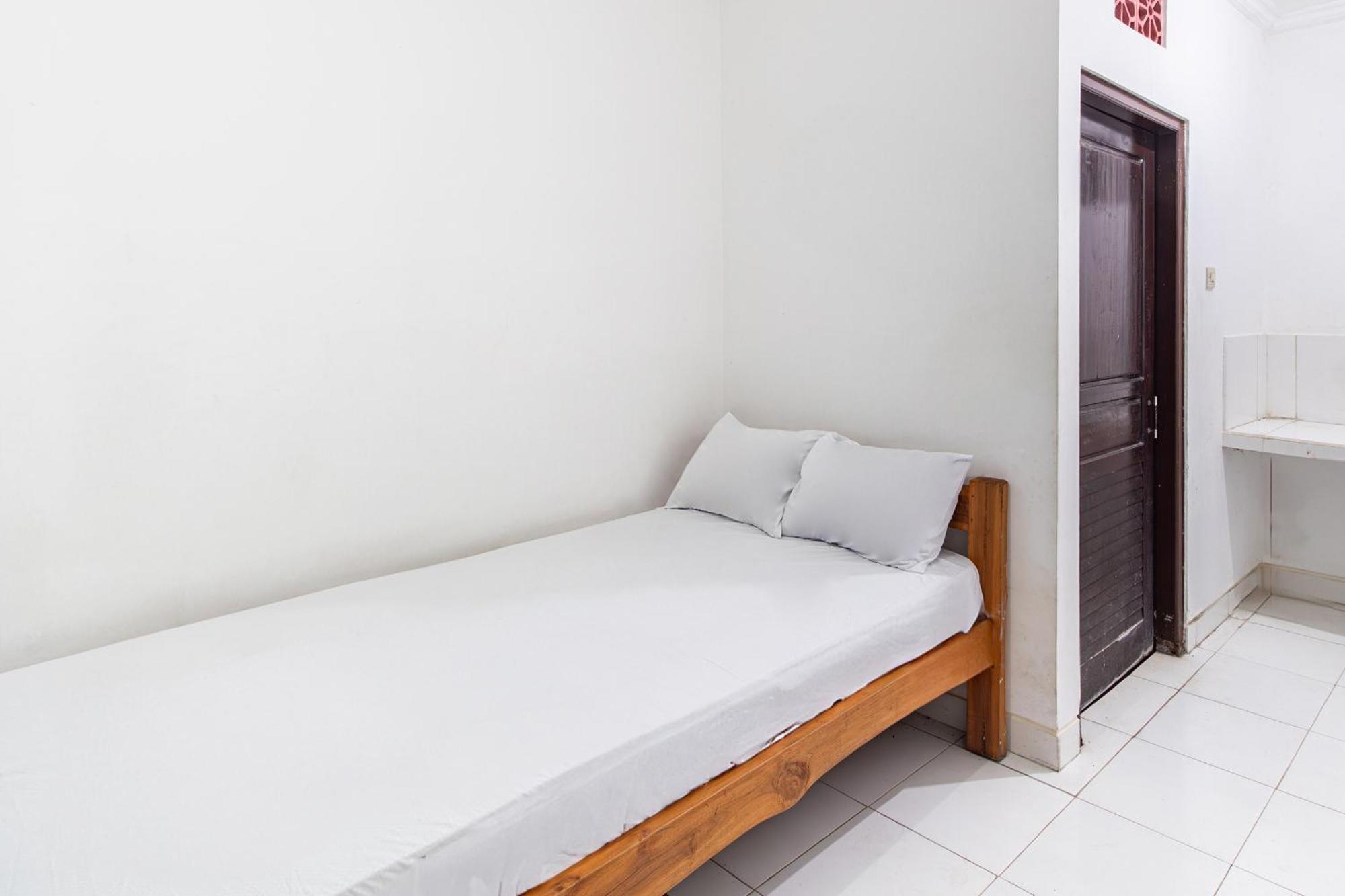 Oyo Life 93504 Kost Krisna Hotel Temukus Bagian luar foto