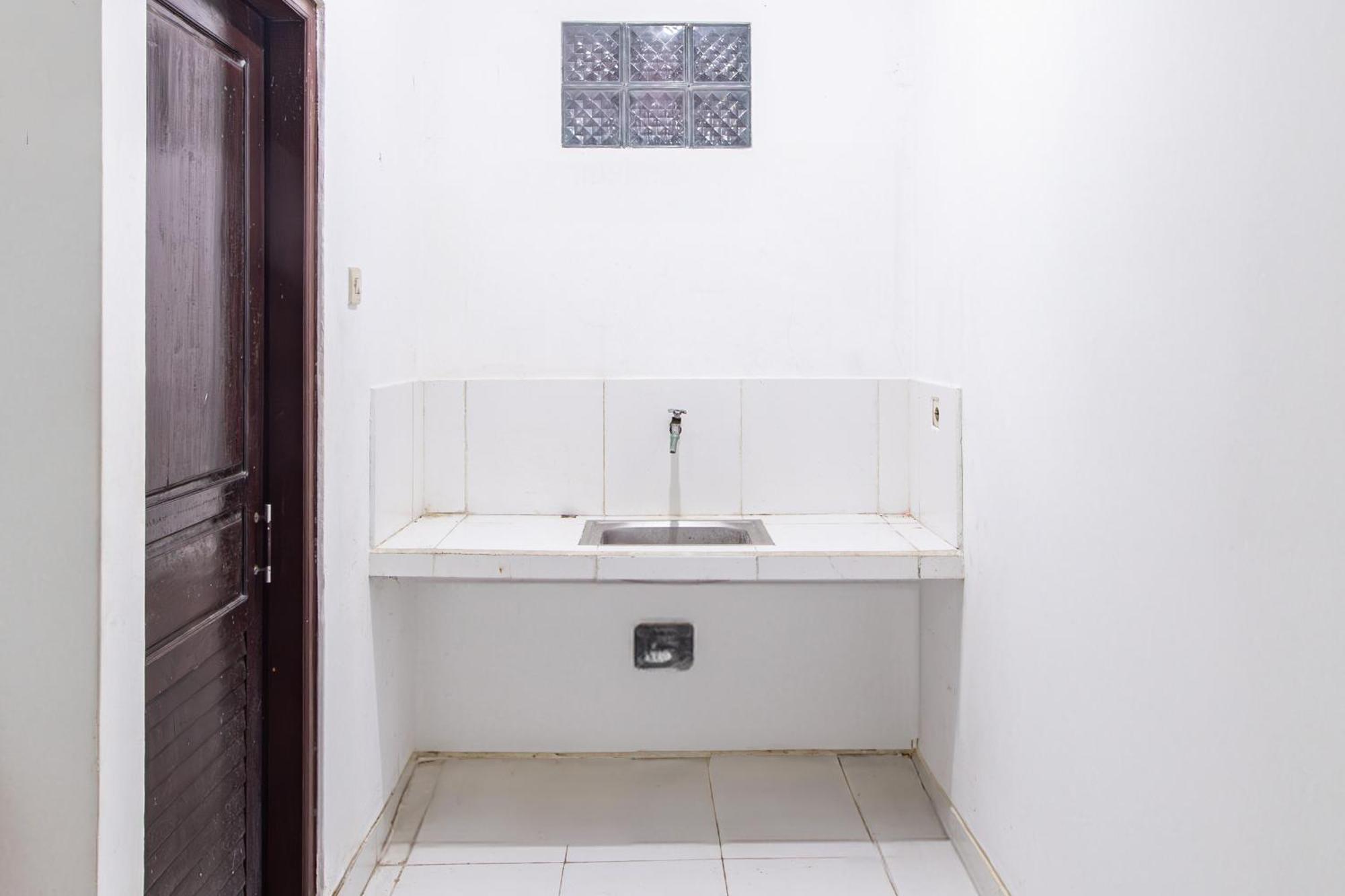 Oyo Life 93504 Kost Krisna Hotel Temukus Bagian luar foto