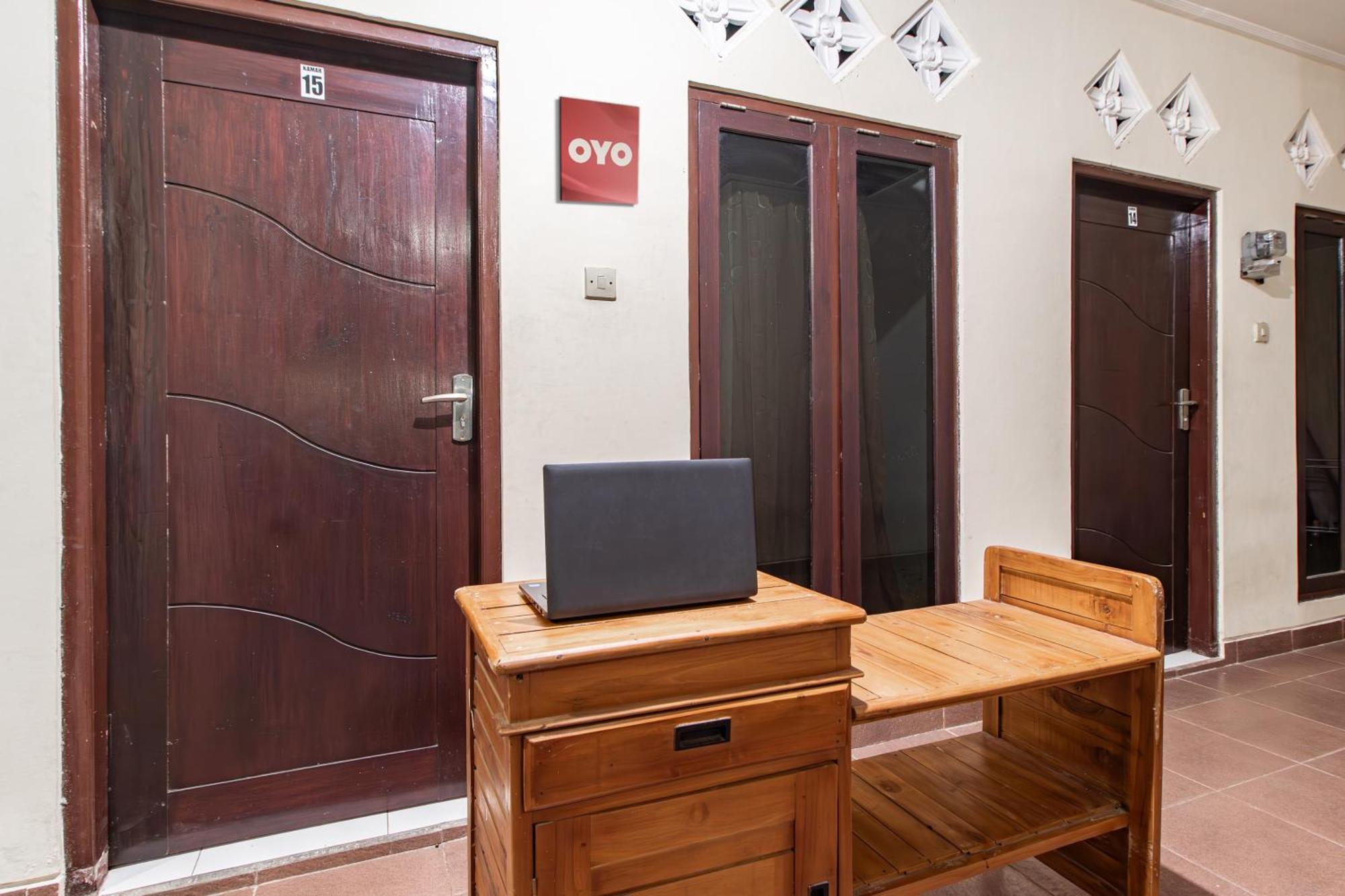 Oyo Life 93504 Kost Krisna Hotel Temukus Bagian luar foto