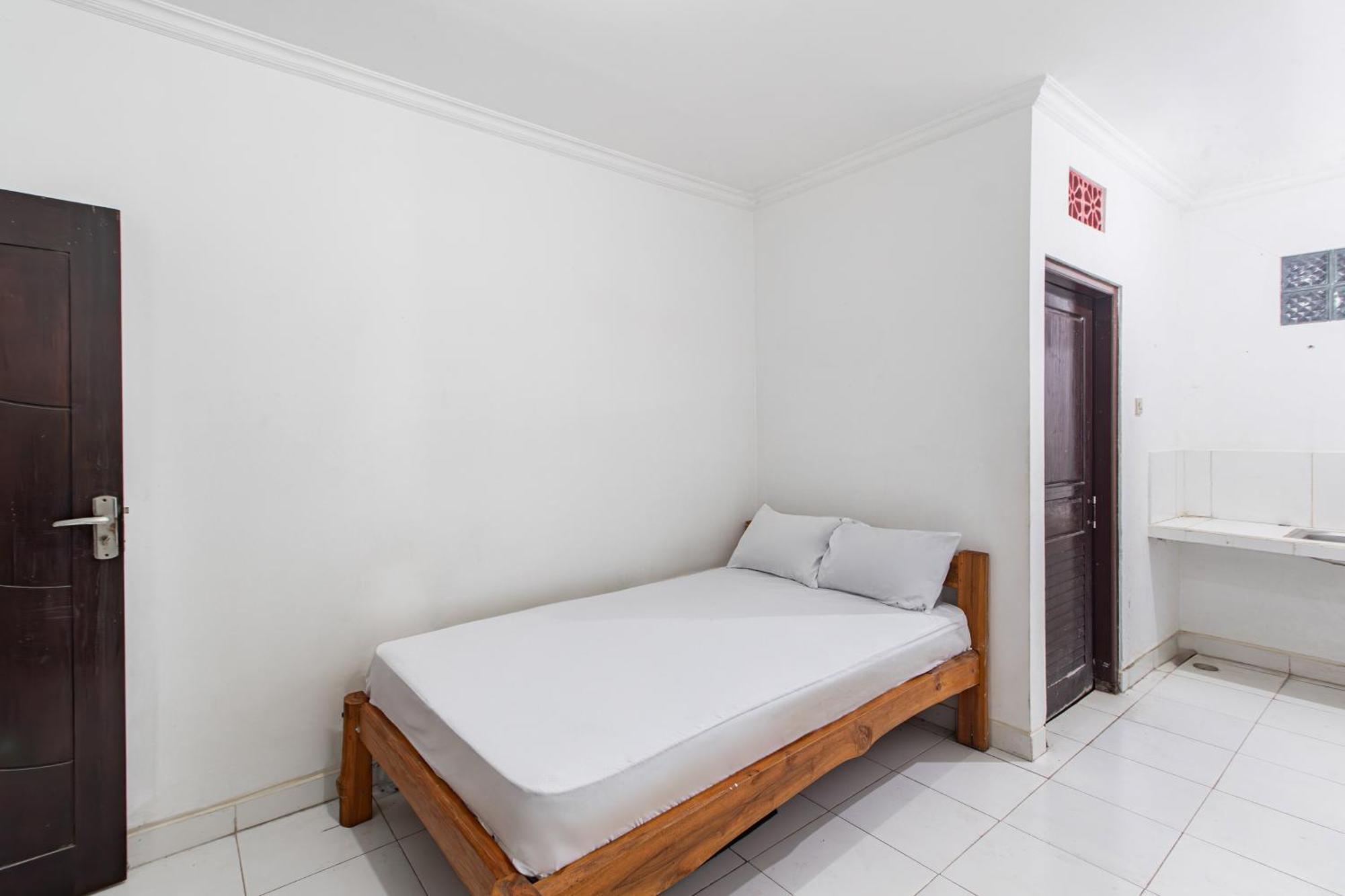 Oyo Life 93504 Kost Krisna Hotel Temukus Bagian luar foto