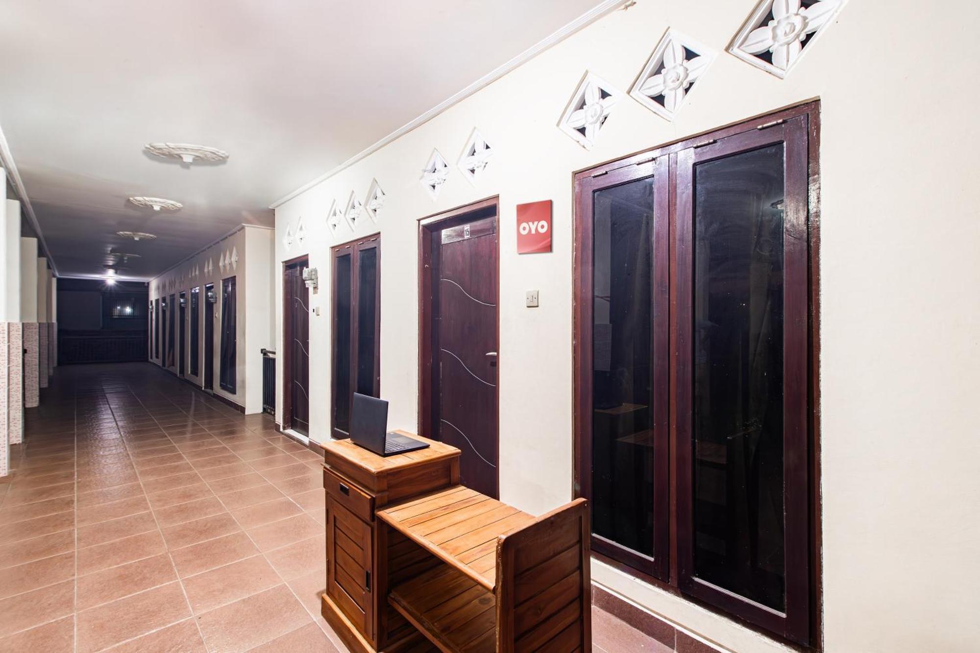 Oyo Life 93504 Kost Krisna Hotel Temukus Bagian luar foto